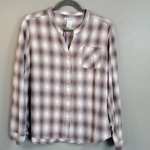 Hastings & Smith women's plaid, vneck buttoned, long sleeve top. XL